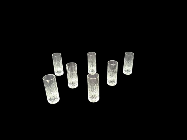 Sete taças para vodca em cristal translúcido lapidado, Alt. 9, Diam. 3,5 cm.