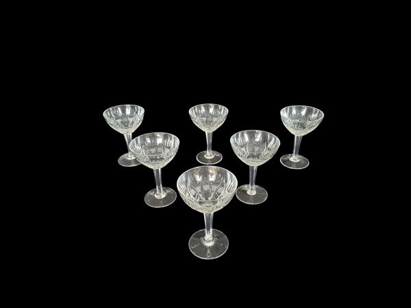 Seis taças para champagne em cristal translúcido lapidado, Alt. 13, Diam. 9 cm.