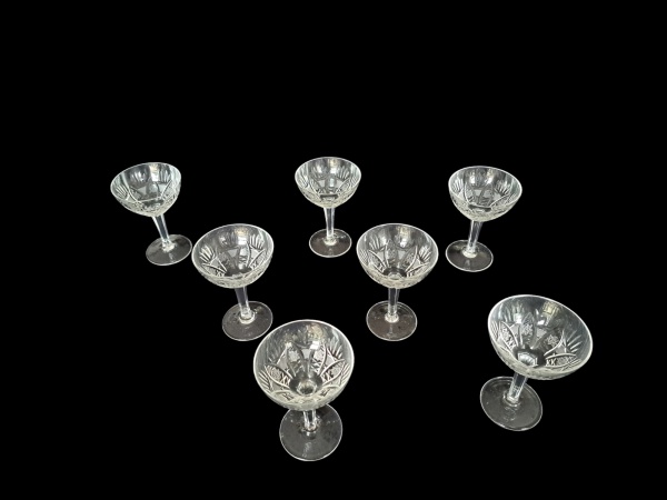 Sete taças para champagne em cristal translúcido lapidado, Alt. 13, Diam. 9 cm.