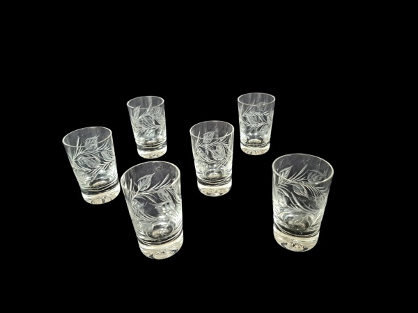 Seis copos para aperitivo em cristal translúcido lapidado, Alt. 7, Diam. 4 cm.