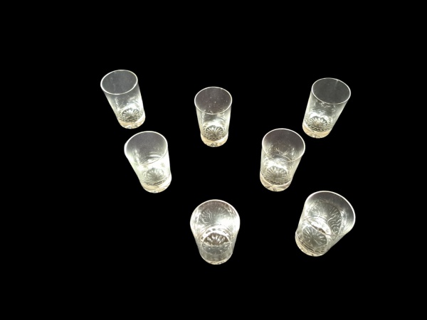 Sete copos para aperitivo em cristal translúcido, um com leve bicado, Alt. 7, Diam. 4 cm.