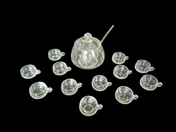 Poncheira com doze taças e a concha original em cristal lapidado, a poncheira com pequeno bicado na borda interna, Alt. 23, Diam. 20 cm.