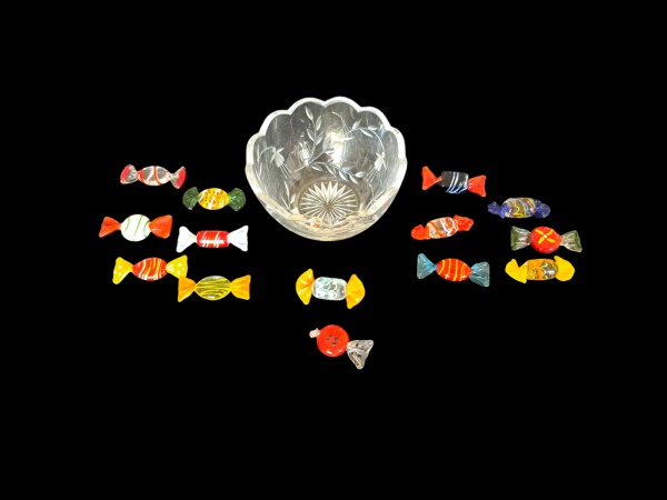Bowl em cristal lapidado com bordas onduladas e 14 `balas` ditas de Murado,  12 x 8 cm.