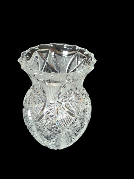 Vaso bojudo em grosso cristal lapidado, Alt. 20, Diam. 14 cm.