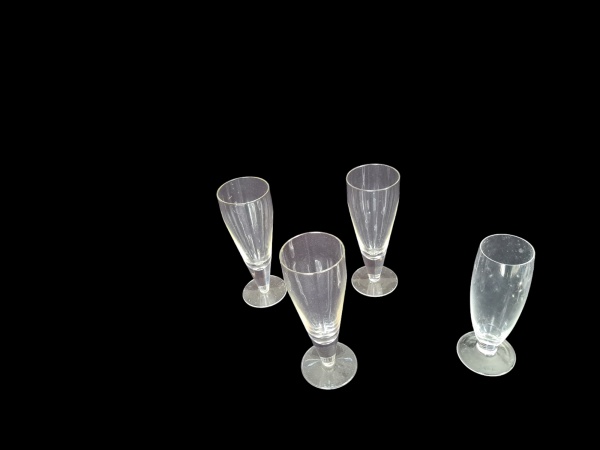 Quatro tulipas em cristal translúcido uma delas de modelo diferente, Alt. 20 e 17 cm.