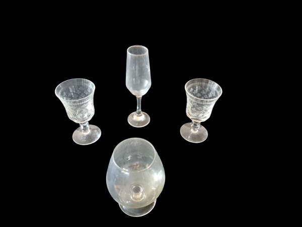 Quatro taças em cristal sendo 2  lapidadas para vinho tinto, 1 para cognac e 1 flute, Alt. 14 e 20 cm.