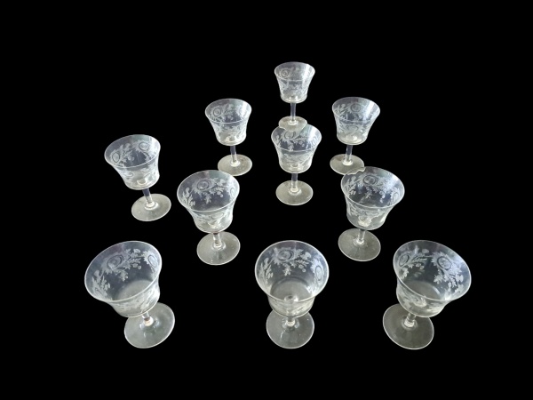 Sete taças para vinho branco em cristal francês Sain Louis, Alt. 12, Diam. 7 cm.