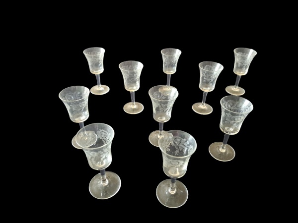 Dez taças para vinho do licor em cristal francês Sain Louis, Alt. 10, Diam. 4 cm.