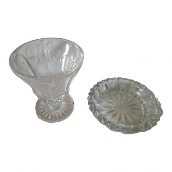 Duas peças em cristal sendo um vaso em cristal lapidação dedão e um cinzeiro lapidado, Diam. 12 e 14, Alt. 14 cm.