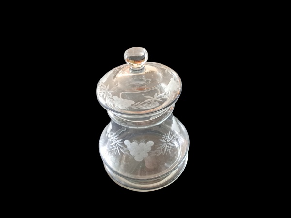 Biscoiteira/baleiro em cristal lapidado, a parte interna no bocal apresenta leves bicados,  Alt. 24, Diam. 15b cm.