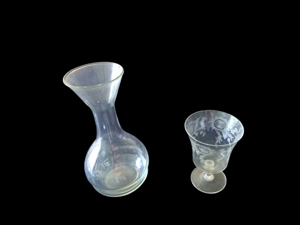 Uma taça para vento tinto em cristal Saint Louis e um decanter em cristal translúcido, Alt. 23 e 13 cm.
