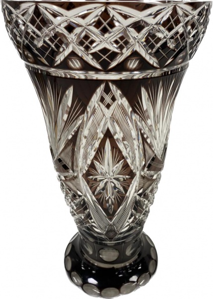 BOHEMIA- Maravilhoso e grande vaso em cristal no tom vinho e translucido ricamente lapidado. Med. 39 X 22 cm.