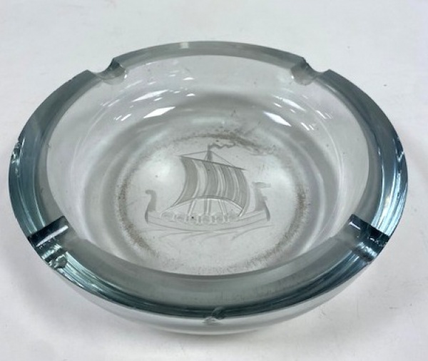 Elegante Cinzeiro em grosso cristal translúcido decorado com figura de Caravela, apresenta bicados. Med. 5 X 22 cm.
