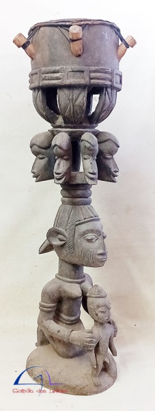 Arte africana: Tambor p/ cerimonial, etnia Yoruba, parche em couro e base em grupo escultórico em um