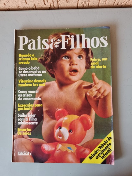 Antiga revista "Pais & Filhos", ano 10, nº 10, datada de Setembro de 1977. O item possui 130 páginas e está em bom estado de conservação. Tamanho: 28 x 20,5cm.