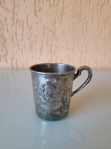 Antigo copo expessurado a prata, possuindo desgastes do tempo.Alt: 6cm; Diâmetro da base: 4cm; Diâmetro da boca: 5,5.
