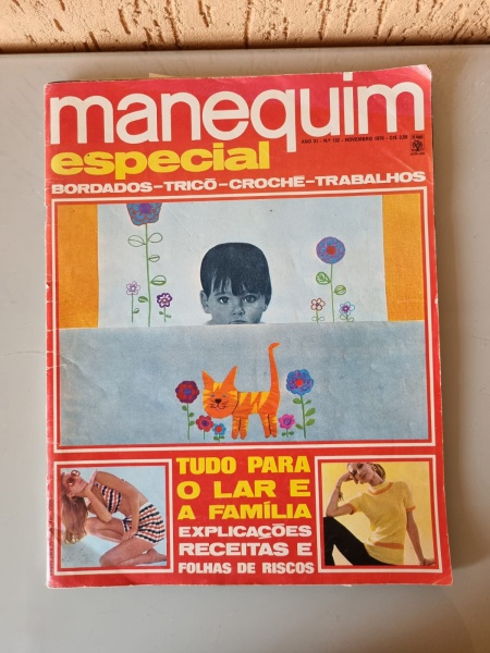 Antiga revista "Manequim especial", ano XI, nº 132, datada de Novembro de 1970, contendo 82 páginas. O item possui explicações de trabalhos manuais como tricô e folhas soltas,. O lote está com marcas do tempo. Tamanho: 30,5 x 24cm.