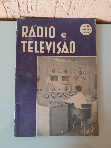 Antiga revista "Rádio e televisão", nº 13, datada de Outubro de 1948. O item possui 44 páginas e contem marcas do tempo. Tamanho: Altura: 26cm; Comprimento: 18cm.