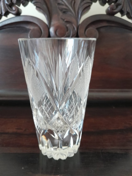 Antiga jarra de cristal da década de 40, lapidada a mão, bastante grossa. O item é ricamente detalhado e está em ótimas condições. Tamanho: Altura:14cm; Boca: 8cm; Fundo: 5cm.