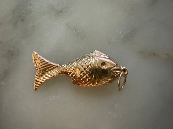 Joia Antiga, Berloc em Ouro 18k, representando peixe.  Mede: 2,7cm, Peso: 0,5gr.