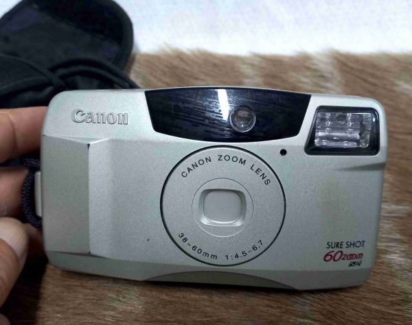 CAMERA FOTOGRAFICA CANON SURE SHOT- ícone das analógicas populares dos anos 90.Bem conservada, mecanismo funcionando, acompanha case original. Sem testes fotográficos.