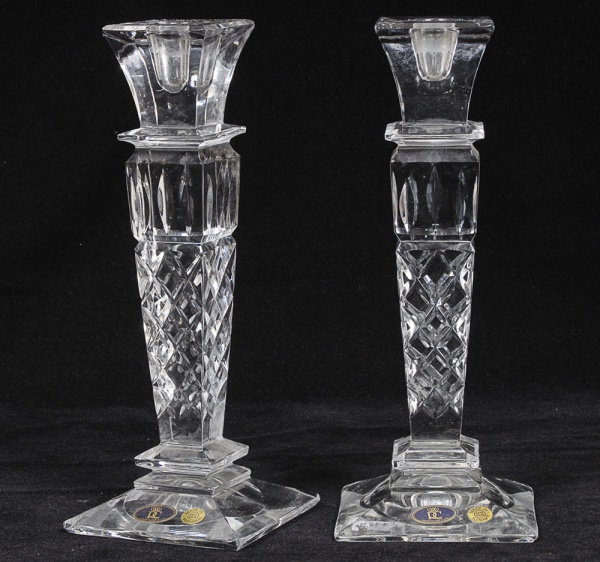Par de castiçais em cristal europeu translúcido estilo art deco com base finamente lapidada em losangos e caneluras. Med: 26cm