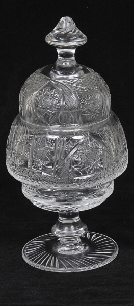 Bomboniere em cristal  europeu ricamente lapidada com geométricos, palmas, treliças e losangos Tampa com pega em forma de pinha e base raiada. Altura: 30cm (Bicados na tampa) Med: 20 x 8cm