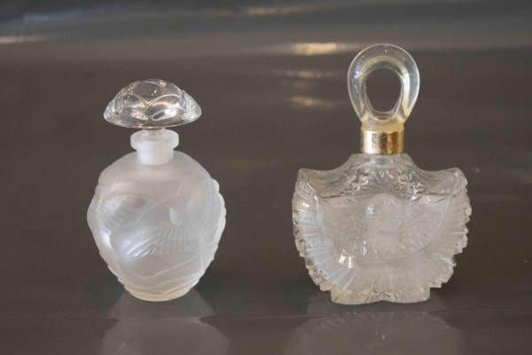 Lote composto por 02 perfumeiros franceses em cristal fosco finamente lapidado em relevo com motivos geométricos e frisos. Alt do maior: 10cm