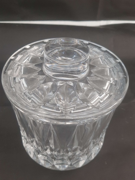 Antigo porta-confeitos em cristal lapidado, mede: 14cm de altura e 12cm de diâmetro