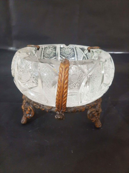 Antigo cinzeiro em cristal com bronze, mede 10x12cm