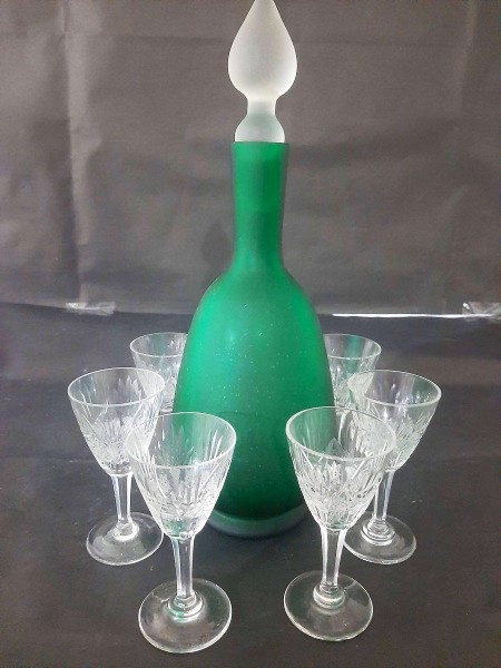 Linda garrafa em vidro satiné verde, acompanhando seis cálices em cristal ricamente lavrado