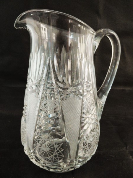 Graciosa jarra em cristal lapidado decorada por estrelas, mede 23cm (Perfeito estado)