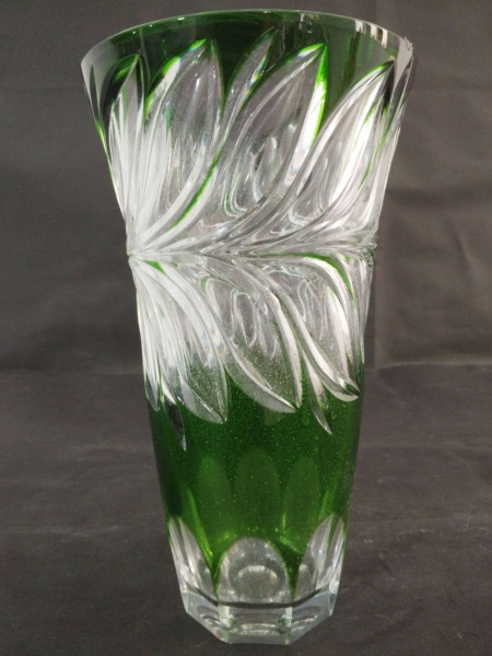 Gracioso vaso em cristal dublê na tonalidade esmeralda, ricamente lapidado, mede 25cm