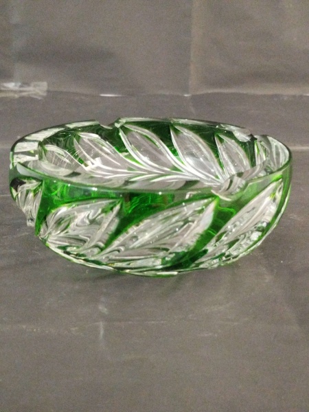 Gracioso cinzeiro para mesa em cristal verde-esmeralda, mede 15cm de diâmetro, (Perfeito estado)
