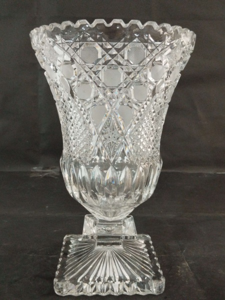 Lindo vaso em cristal lapidado, possivelmente europeu, mede: 27cmX17cm (Perfeito estado)