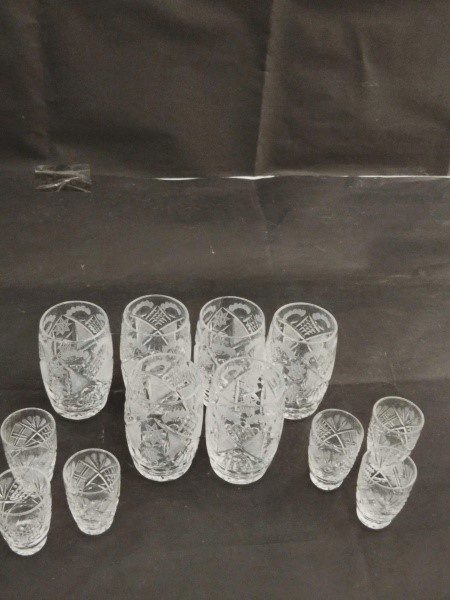 Lote composto por doze copos, sendo seis para licor em cristal ricamente lavrado, medem: 6cm e 9cm (perfeito estado)