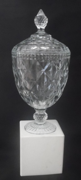 Val Saint Lambert  (Belgic)  Magnífico Potiche em demi cristal da célebre cristallerie  Belga, apoiado em base de mámore de Carrara, assinada. Altura 43 cm.