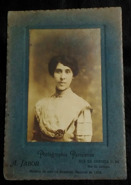 FOTO ANTIGA DE MULHER -PHOTOGRAPHIA PARISIENSE - A. JABOE-RJ- MEDALHA DE OURO NA EX. NACIONAL DE 1908- 12 X 17