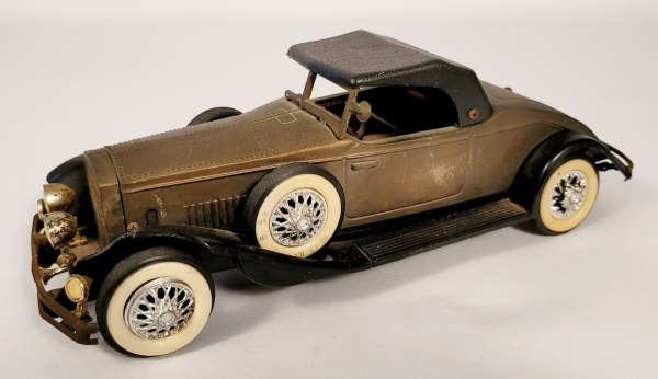 Réplica de carro antigo em metal e plástico. Placa com inscrição 1931. Medidas: 24 cm