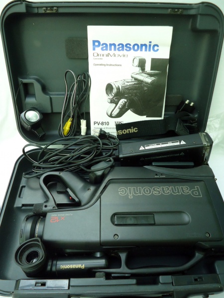 Filmadora VHS PANASONIC OMNIMOVIE CAMCORDER PV-810  MALA C/ ACESSÓRIOS/MANUAL - S/TESTE