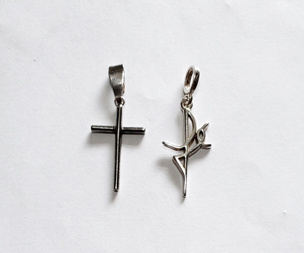 Lote contendo dois pingentes produzidos em prata de lei, representando cruz e símbolo da fé, maior comprimento:3cm.