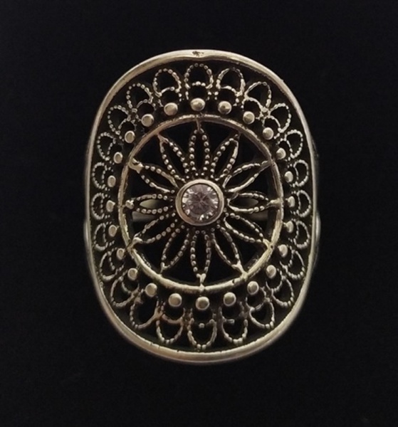 Belíssimo anel em prata 925, ornado com uma zircônia central. Aro: 21.