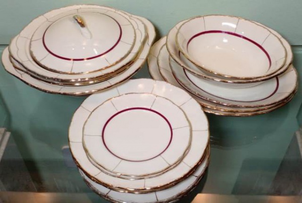Antigo aparelho de jantar em porcelana  inglesa Creampetal Grindley England com 43 peças pratos raso