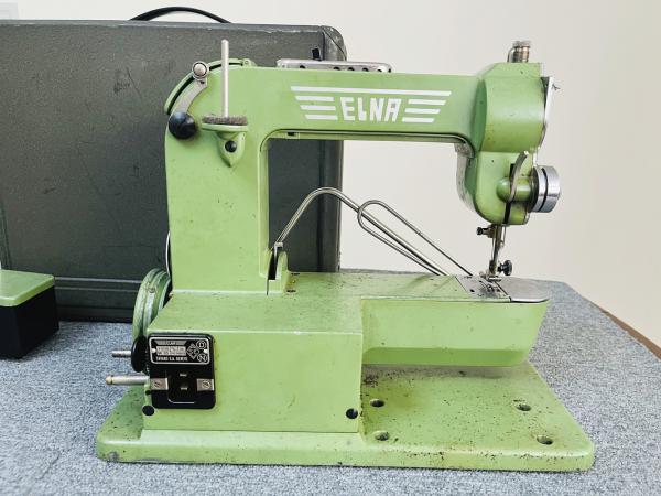 MÁQUINA DE COSTURA DA MARCA ELNA - MADE IN SUIÇA - PÓS GUERRA