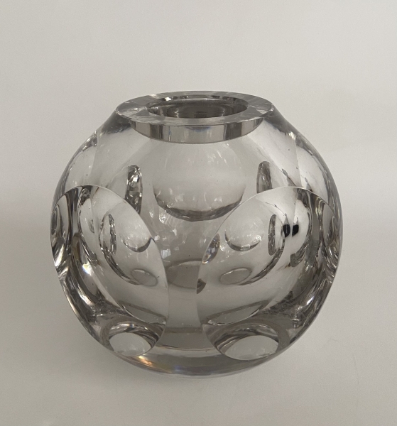 Baccarat. Excepcional vaso em cristal Baccarat lapidado. Design Georges Chevalier (1894-1987). Data de criação: por volta de 1930. Med: 17 x 17 cm.