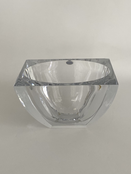 Vaso em robusto cristal, original da Slovenia. Marca Rogaska. Med: 17 x 24,5 x 16 cm. Bicado na borda.