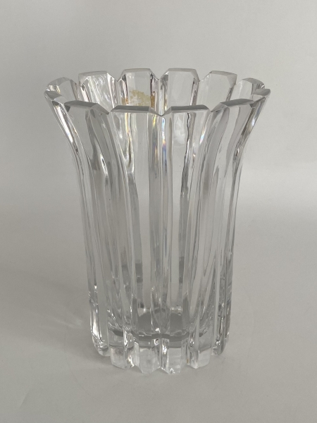 Orrefors. Elegante e pesado vaso em cristal lapidado, bojo canelado. Assinado na base. Med: 25 x 16 x 12 cm.