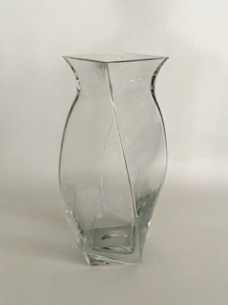 Vaso em cristal com elegante design torcido. Med: 32,5 x 16,5 x 16,5 cm. Alguns bicados na borda.