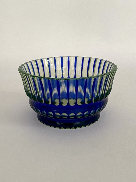 Lindo bowl em cristal lapidado nas cores verde e azul overlay.. Med: 7,5 x 13 cm diâmetro.