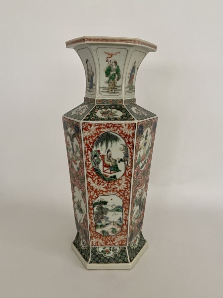 Vaso sextavado em porcelana chinesa, Companhia das Índias, Família Verde. com pinturas em reservas.